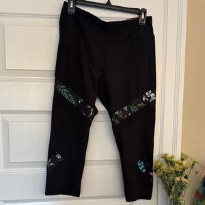 Betsy Johnson, large Black Floral Patterned Capri Leggings